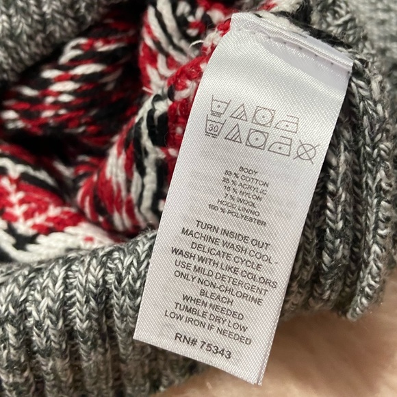 Crop Sweater w hearts and snowflakes - Picture 5 of 5